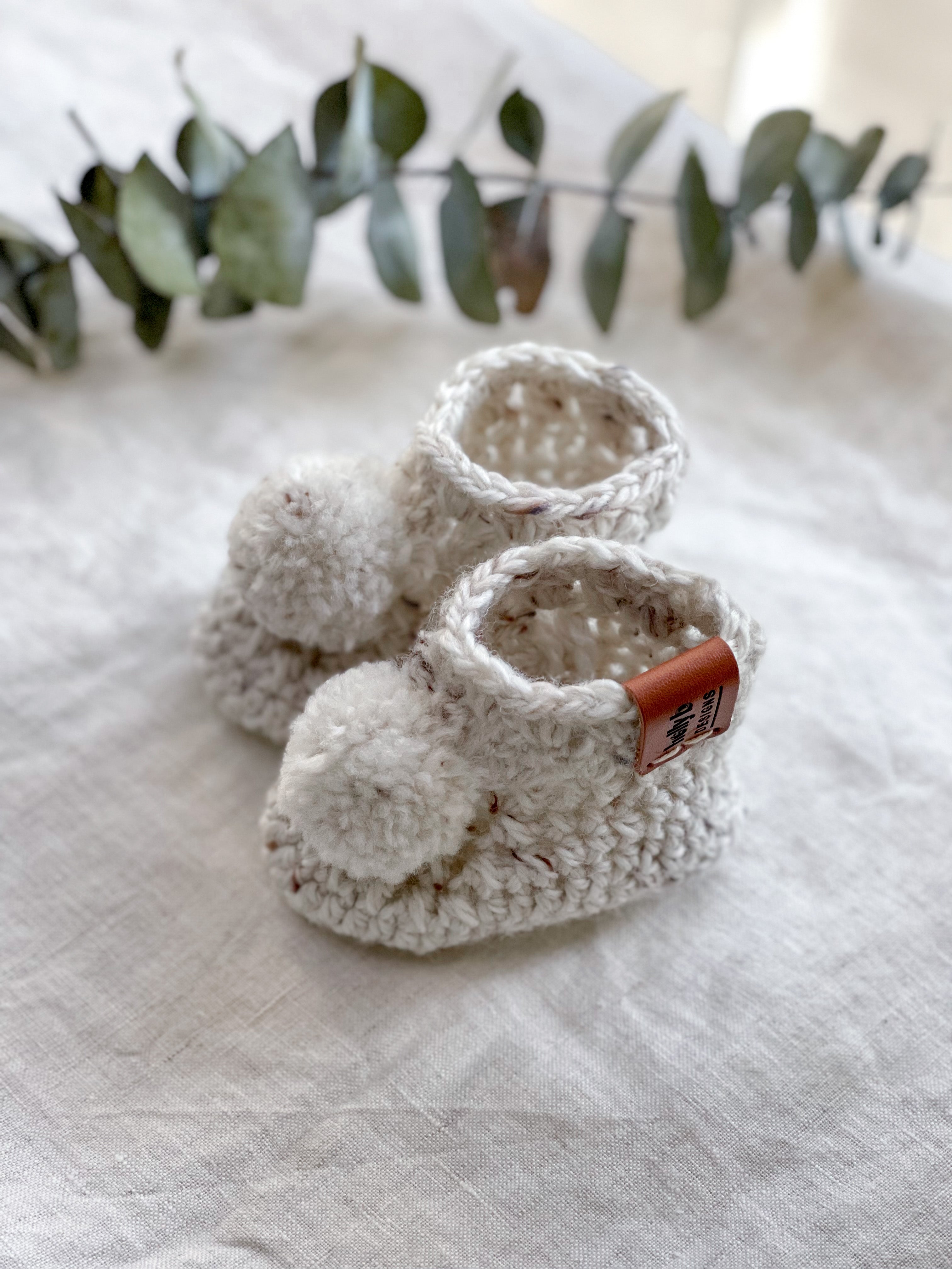 Pom pom 2025 baby booties